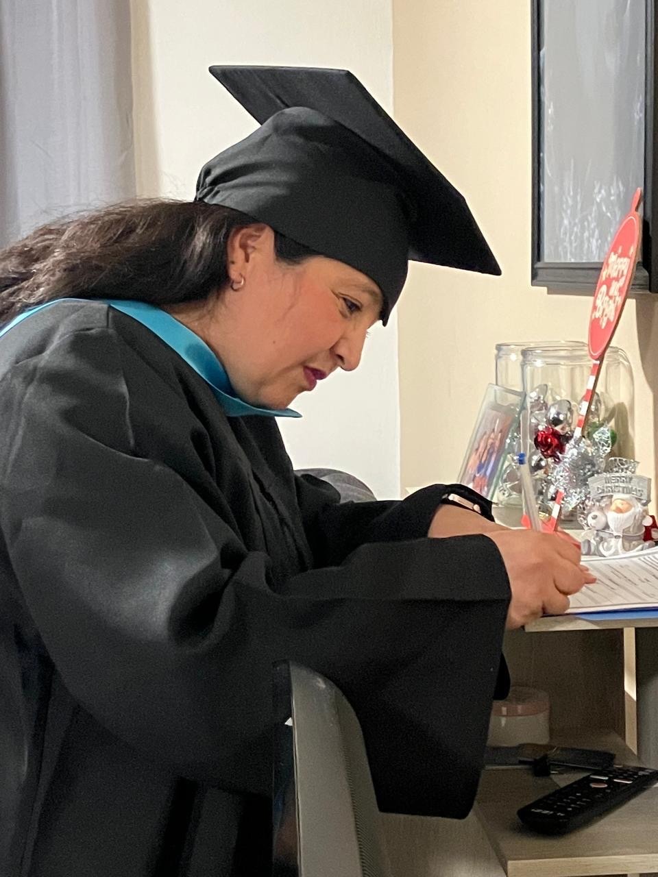 Egresada revisando su documentación académica