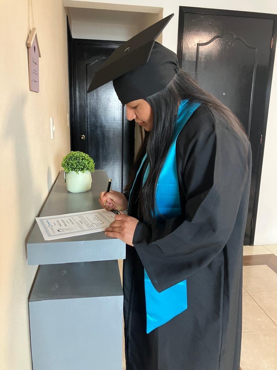 Egresada firmando documentación académica